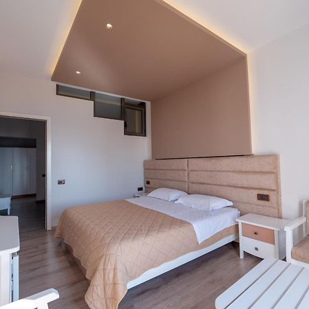New Heaven Hotel Sarandë Buitenkant foto